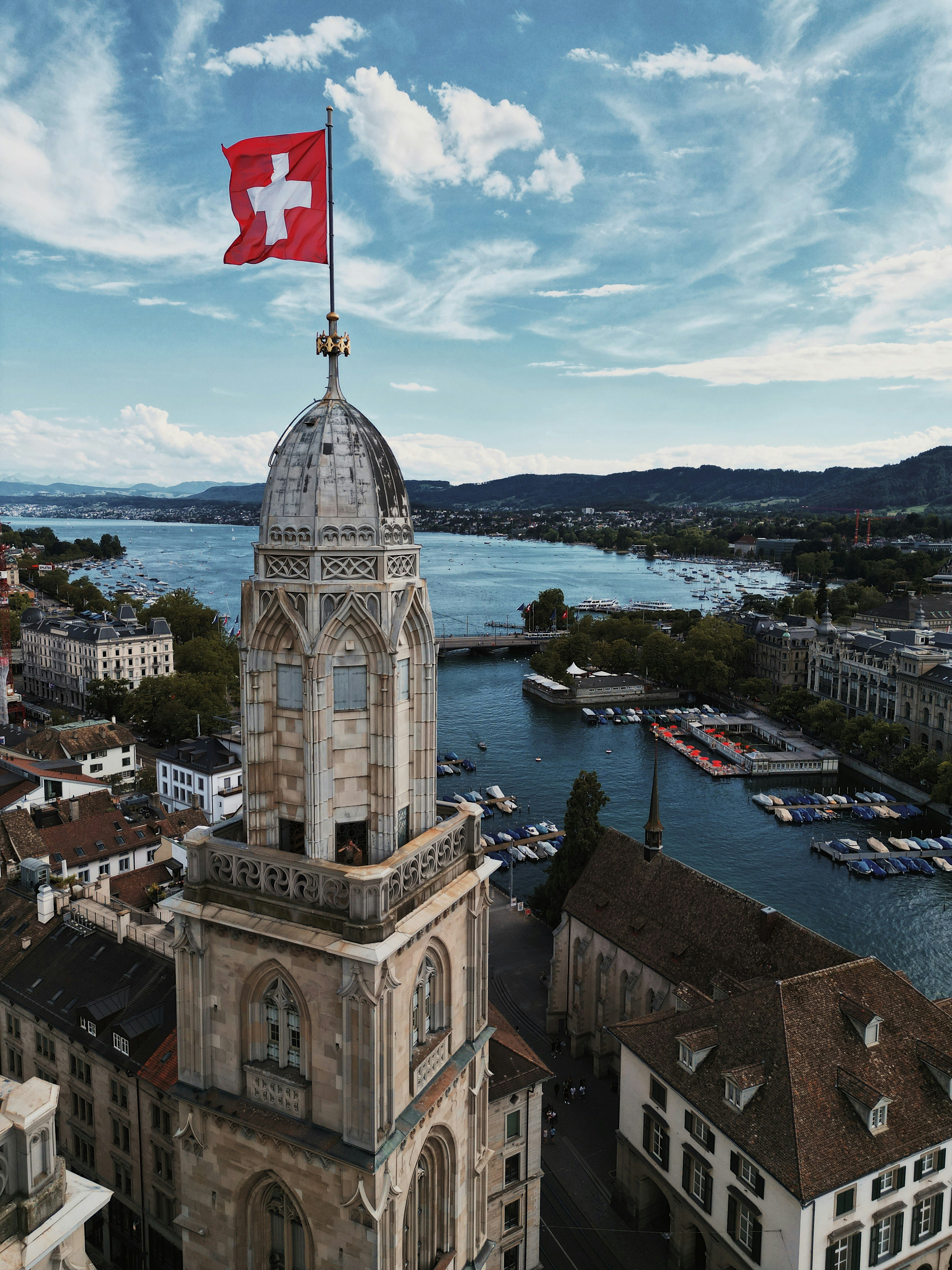 Torre com bandeira suíça sobre o lago de Zurique